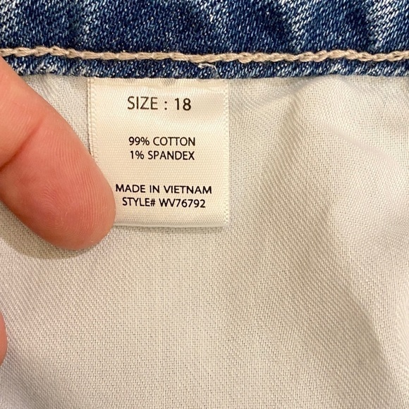 Fashion Nova 18 NWT Finesse High Rise Mom Jeans Women’s Distressed Light Blue - Picture 8 of 11